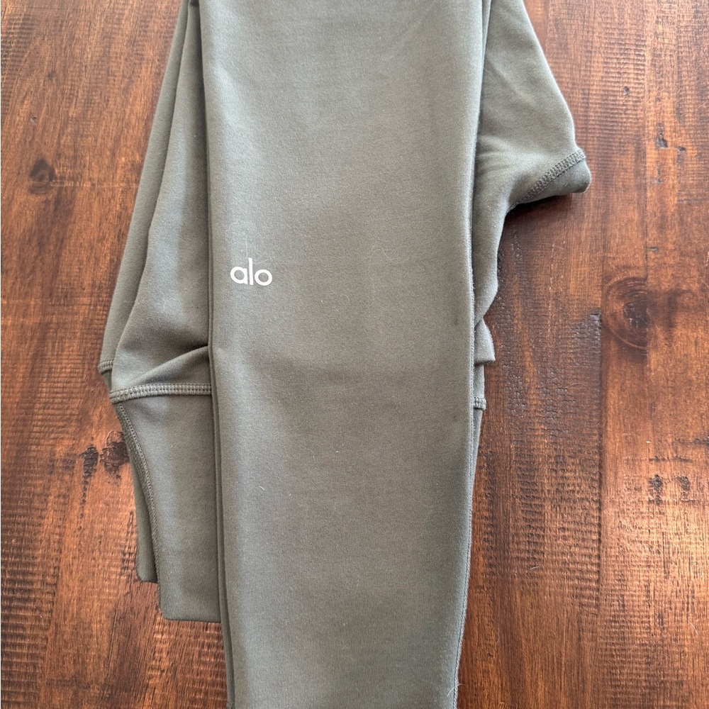 ALO Airbrush Olive Leggings Soft Stretchy Versatile~Size small~25” inseam